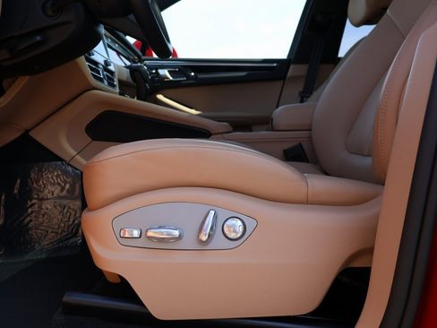 Used 2025 Porsche Macan image 34