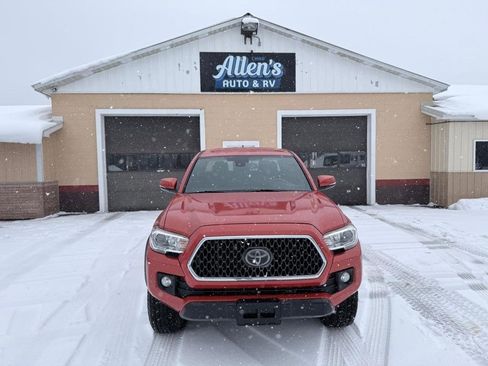 Used 2018 Toyota Tacoma TRD Off-Road w/ Technology Package image 2
