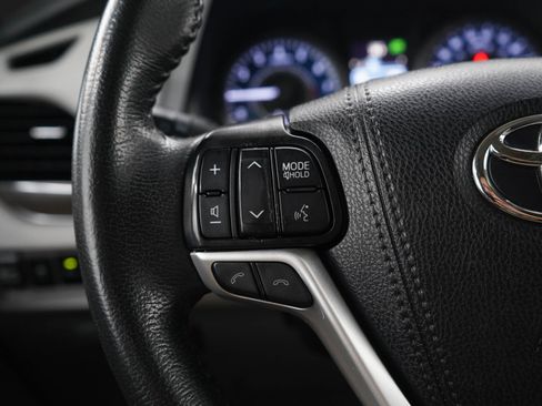 Used 2020 Toyota Sienna XLE w/ XLE Navigation Package FWD image 27