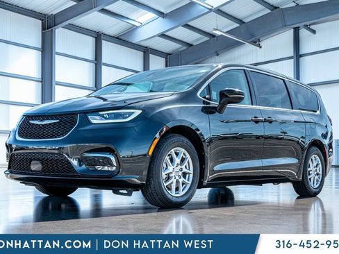 Used 2023 Chrysler Pacifica Touring-L FWD image 1