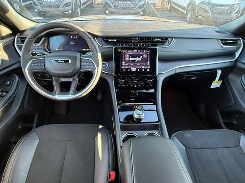 New 2025 Jeep Grand Cherokee L Altitude image 5