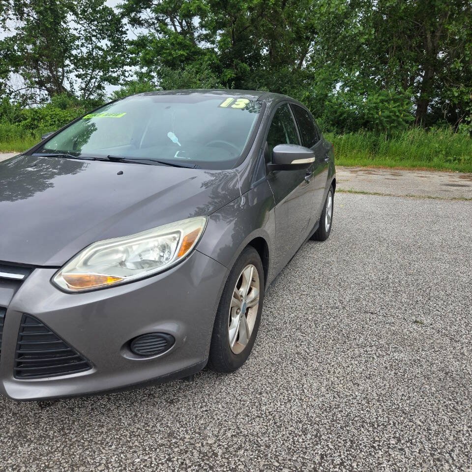 Used 2014 Ford Focus SE w/ SE Winter Package FWD image 3