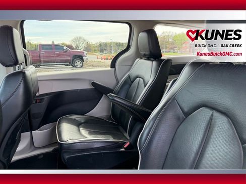 Used 2023 Chrysler Pacifica Limited FWD image 4