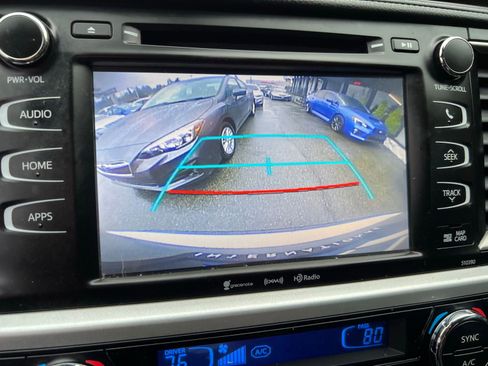 Used 2019 Toyota Highlander XLE AWD/4WD image 34