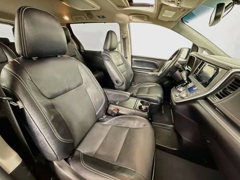 Certified 2017 Toyota Sienna SE Premium FWD image 31