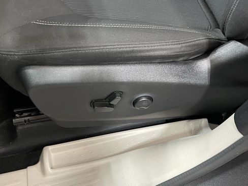 Used 2022 Chrysler Voyager LX FWD image 18