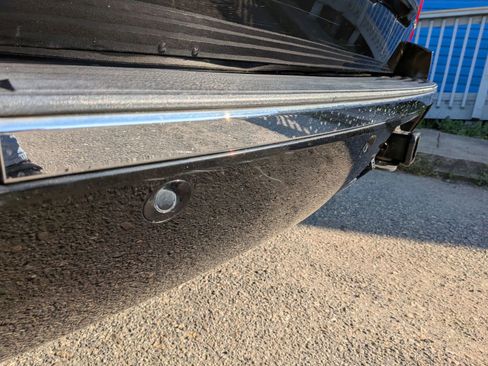 Used 2011 Cadillac Escalade Premium image 16