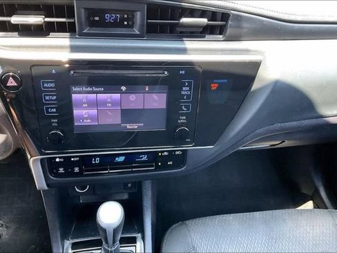 Used 2018 Toyota Corolla LE FWD image 30