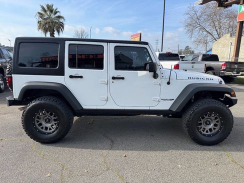 Used 2018 Jeep Wrangler Unlimited Rubicon w/ Connectivity Group image 8
