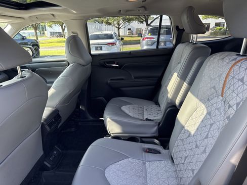 Used 2023 Toyota Highlander Bronze Edition image 24