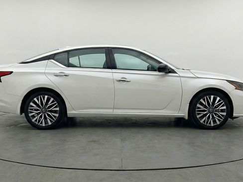 Used 2025 Nissan Altima 2.5 SV FWD image 11