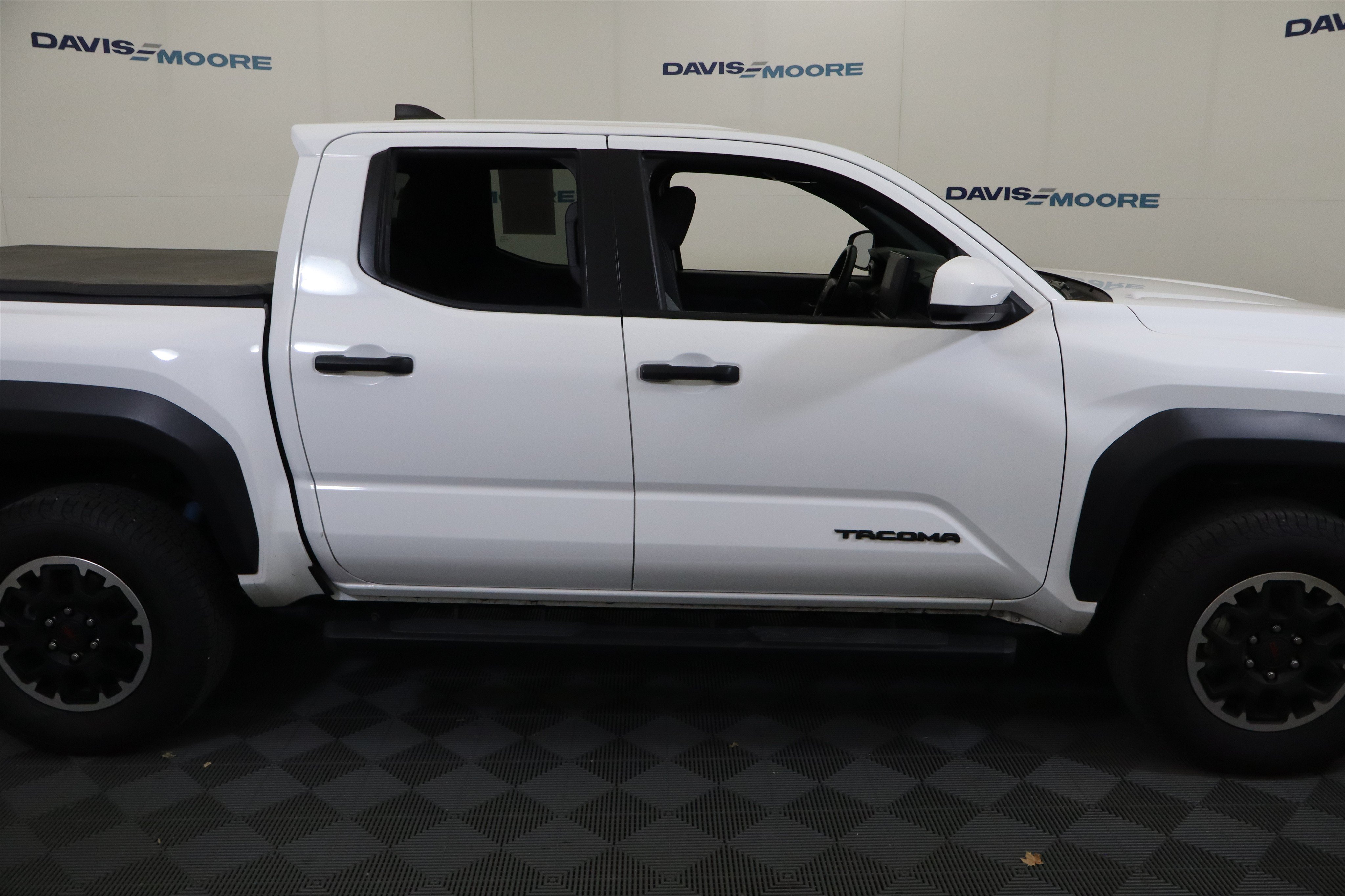 Used 2025 Toyota Tacoma TRD Off-Road AWD/4WD image 5
