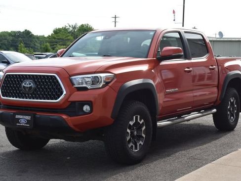 Used 2018 Toyota Tacoma TRD Off-Road w/ Technology Package AWD/4WD image 12