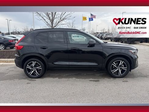 Used 2024 Volvo XC40 B5 Core image 4