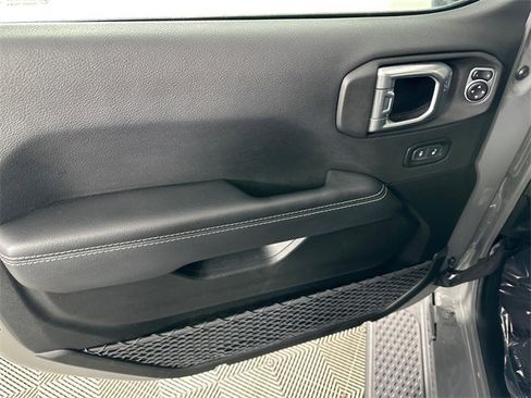 Certified 2020 Jeep Gladiator Overland w/ Cold Weather Group image 19