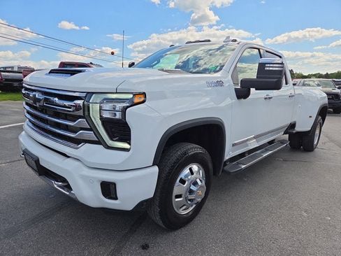 Used 2025 Chevrolet Silverado 3500 High Country w/ Technology Package AWD/4WD image 2