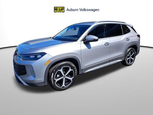 New 2025 Volkswagen Tiguan SE image 1