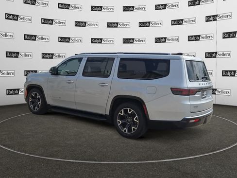 Used 2024 Jeep Wagoneer L Series III w/ Flexible Seating Group AWD/4WD image 4