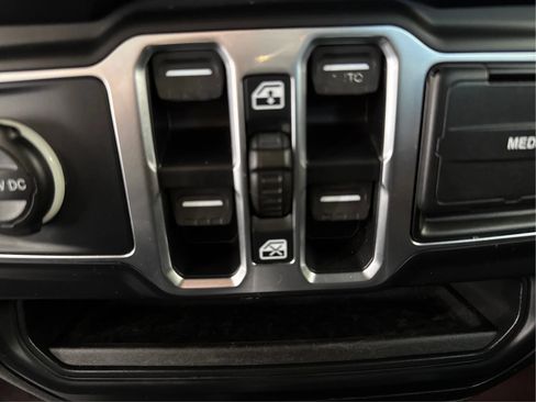 Used 2018 Jeep Wrangler Unlimited Sport S AWD/4WD image 40