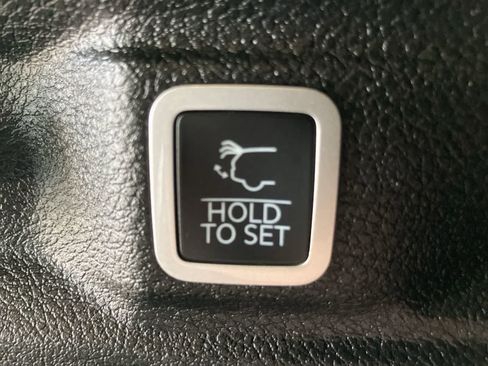 Used 2023 Jeep Grand Cherokee L Laredo image 27