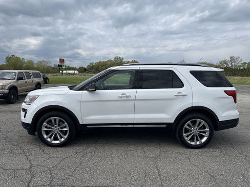 Used 2018 Ford Explorer XLT w/ Equipment Group 202A AWD/4WD image 5