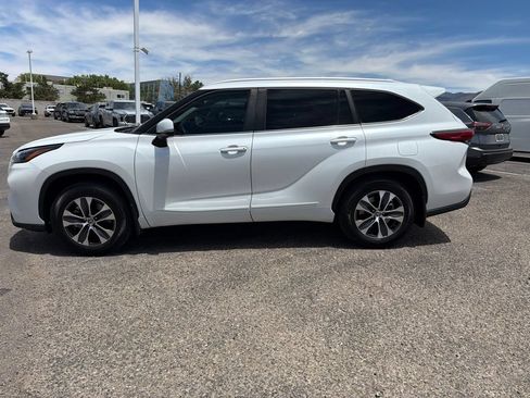 Used 2023 Toyota Highlander XLE AWD/4WD image 2