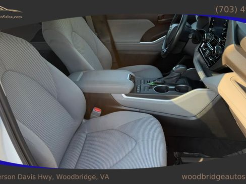 Used 2021 Toyota Highlander LE image 37