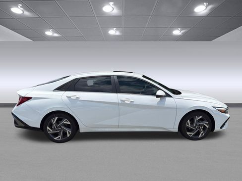 Used 2025 Hyundai Elantra Limited w/ Cargo Package FWD image 6