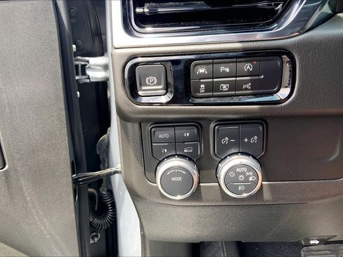 Used 2025 GMC Yukon XL Denali AWD/4WD image 35