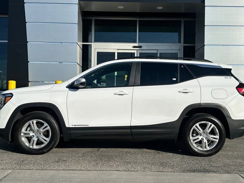 Used 2023 GMC Terrain SLE w/ Driver Convenience Package image 7