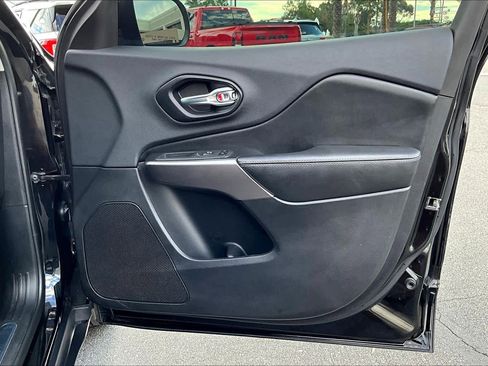 Used 2019 Jeep Cherokee Limited image 21