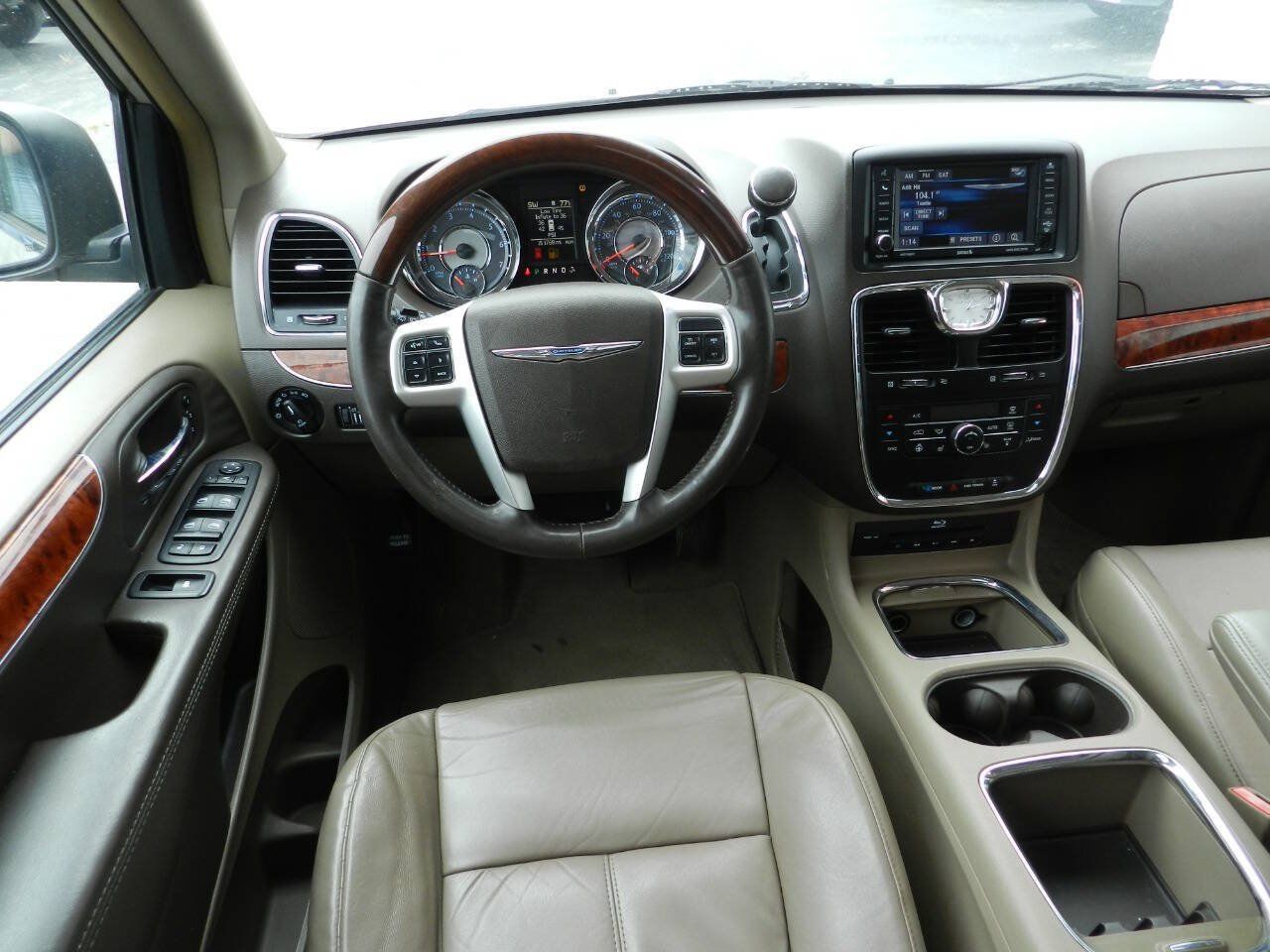 Used 2014 Chrysler Town & Country Limited w/ Luxury Group FWD image 9