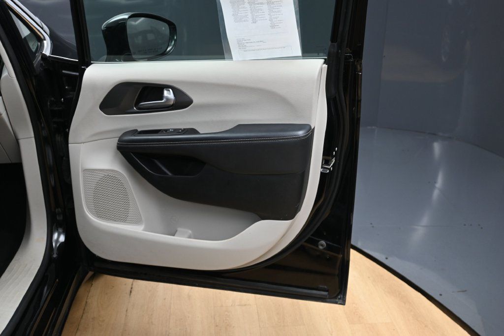 Used 2024 Chrysler Pacifica Touring-L FWD image 28