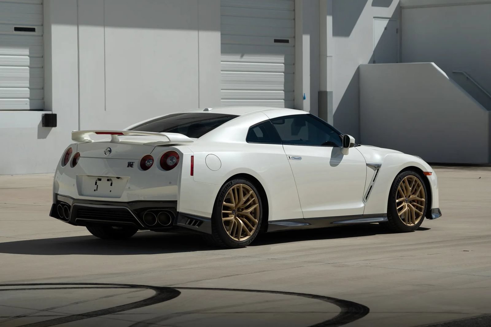 Used 2017 Nissan GT-R Premium w/ Premium Interior Package AWD/4WD image 18