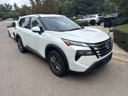 Used 2026 Nissan Rogue SV AWD/4WD image 5