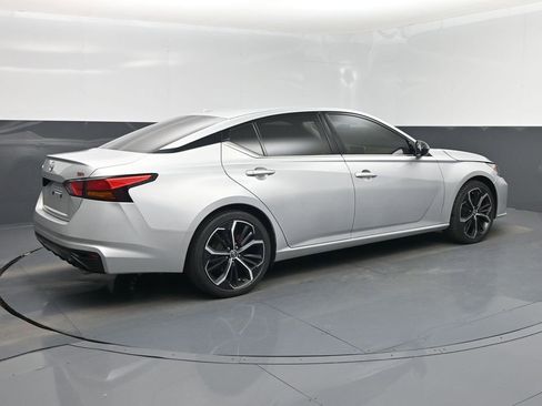 Used 2023 Nissan Altima 2.5 SR FWD image 3