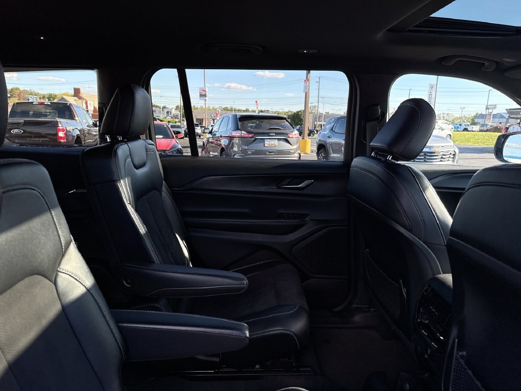 Used 2023 Jeep Grand Cherokee L Laredo AWD/4WD image 6