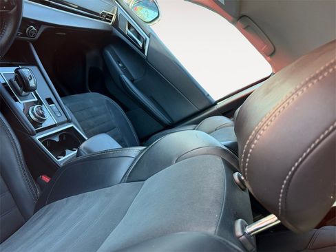 Used 2024 Mitsubishi Outlander SE image 1