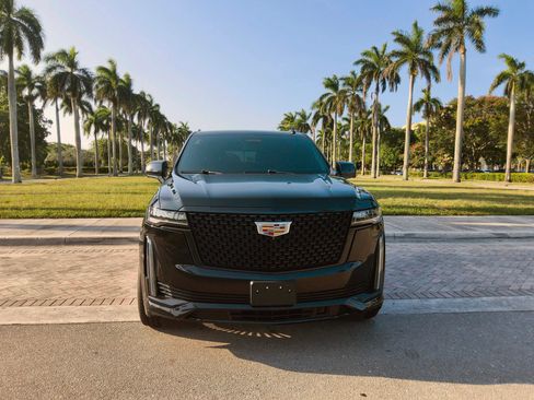 Used 2022 Cadillac Escalade ESV Luxury RWD image 2