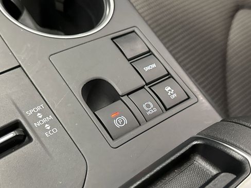Used 2025 Toyota Highlander LE FWD image 34