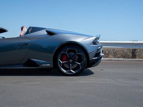 Used 2020 Lamborghini Huracan EVO RWD image 9
