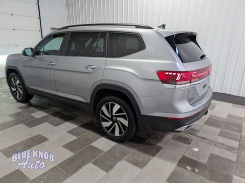 Used 2025 Volkswagen Atlas SE AWD/4WD image 2
