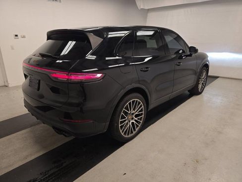 Used 2023 Porsche Cayenne Platinum Edition image 2