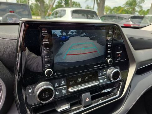 Used 2021 Toyota Highlander XLE AWD/4WD image 17