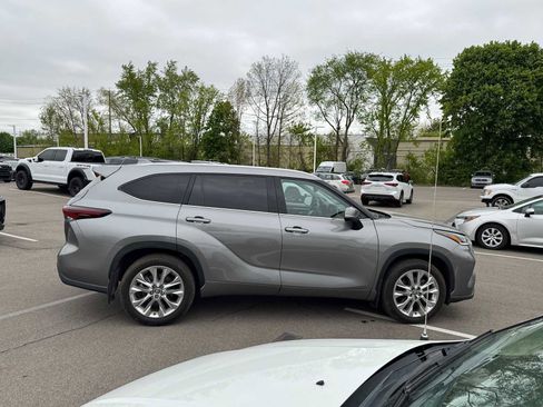 Used 2025 Toyota Highlander Limited AWD/4WD image 12