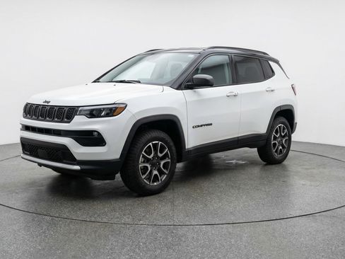 Used 2025 Jeep Compass Trailhawk AWD/4WD image 3