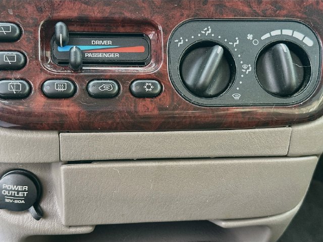 Used 2000 Chrysler Town & Country Limited AWD/4WD image 14