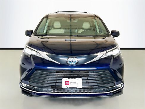 Used 2024 Toyota Sienna XLE image 2