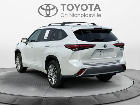 Used 2023 Toyota Highlander Platinum image 4