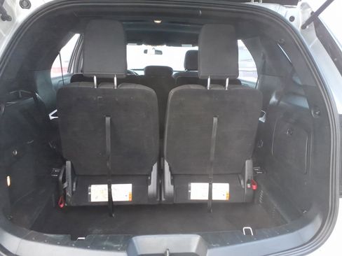 Used 2018 Ford Explorer XLT image 7